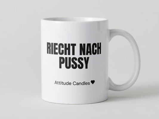 Riecht nach Pussy | Tasse | Attitude Candles Duftkerze Geschenk Geburtstag Hochzeit Weihnachten Einweihung