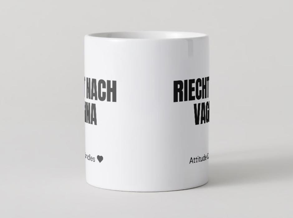 Riecht nach Vagina | Tasse | Attitude Candles Duftkerze Geschenk Geburtstag Hochzeit Weihnachten Einweihung