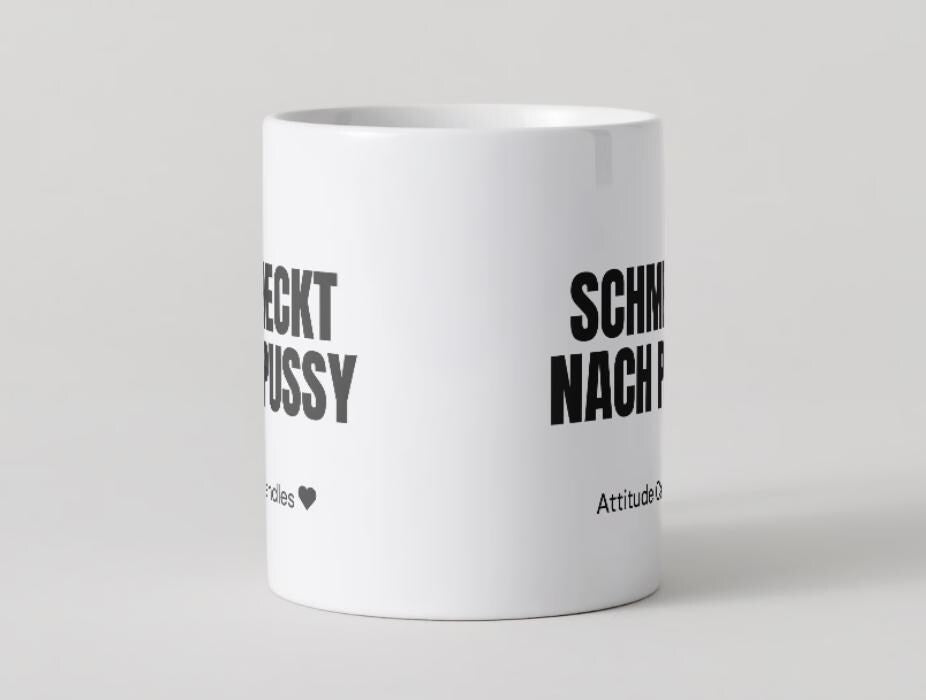 Schmeckt nach Pussy | Tasse | Attitude Candles Duftkerze Geschenk Geburtstag Hochzeit Weihnachten Einweihung