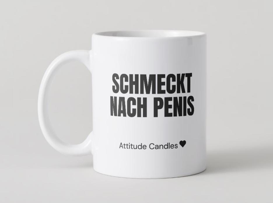 Schmeckt nach Penis | Tasse | Attitude Candles Duftkerze Geschenk Geburtstag Hochzeit Weihnachten Einweihung