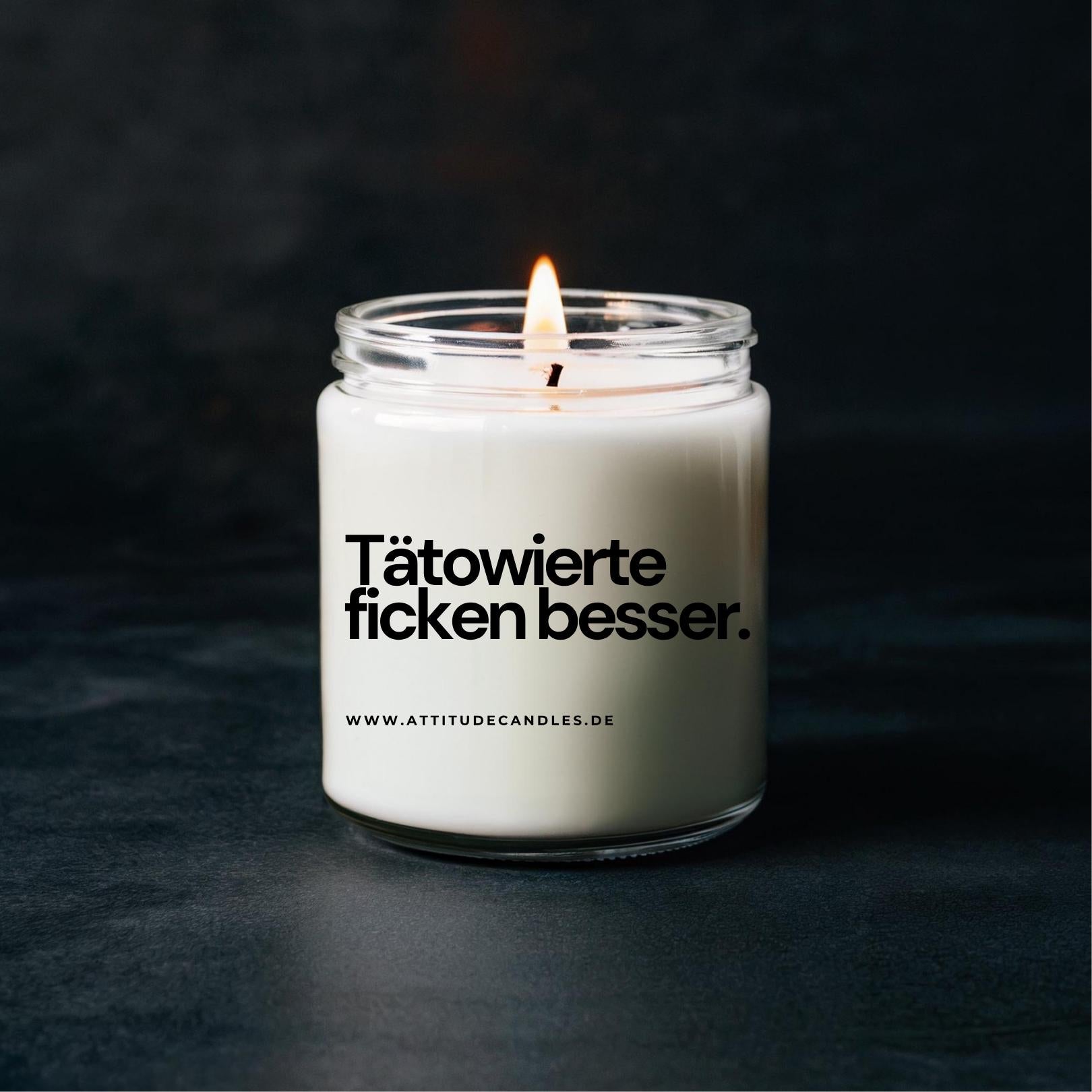 Tätowierte ficken besser | Attitude Candles | versch. Größen Duftkerze Geschenk Geburtstag Hochzeit Weihnachten Einweihung