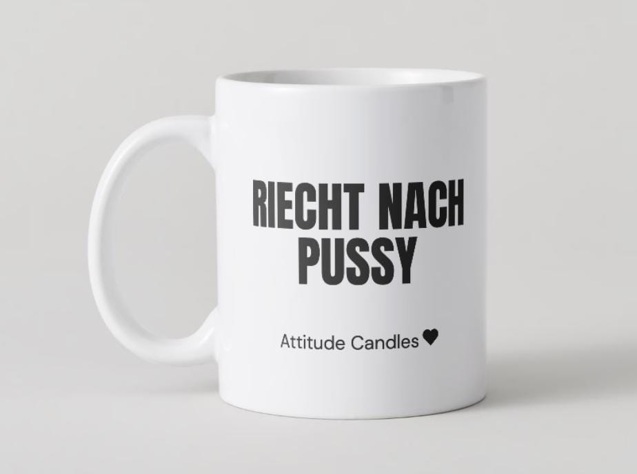 Riecht nach Pussy | Tasse | Attitude Candles Duftkerze Geschenk Geburtstag Hochzeit Weihnachten Einweihung