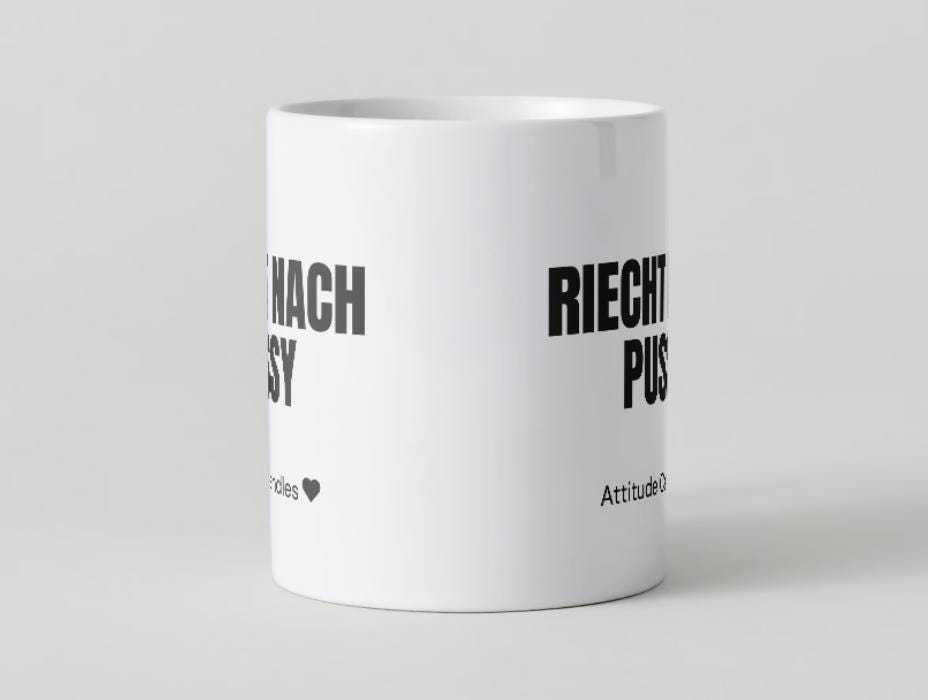 Riecht nach Pussy | Tasse | Attitude Candles Duftkerze Geschenk Geburtstag Hochzeit Weihnachten Einweihung