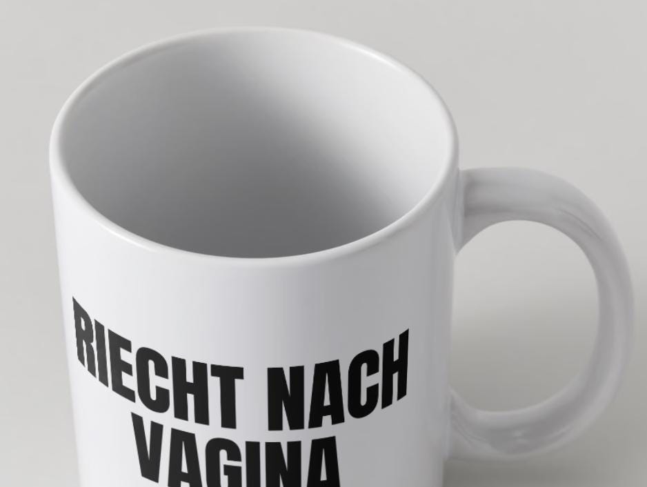 Riecht nach Vagina | Tasse | Attitude Candles Duftkerze Geschenk Geburtstag Hochzeit Weihnachten Einweihung