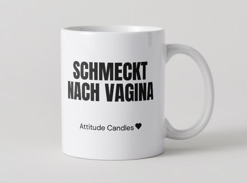 Schmeckt nach Vagina | Tasse | Attitude Candles Duftkerze Geschenk Geburtstag Hochzeit Weihnachten Einweihung