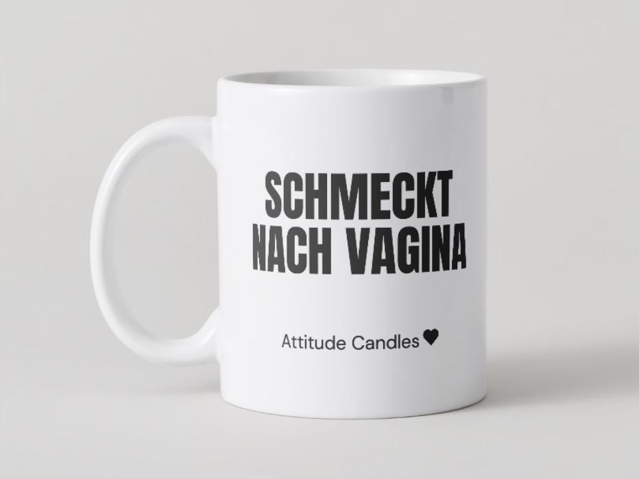 Schmeckt nach Vagina | Tasse | Attitude Candles Duftkerze Geschenk Geburtstag Hochzeit Weihnachten Einweihung