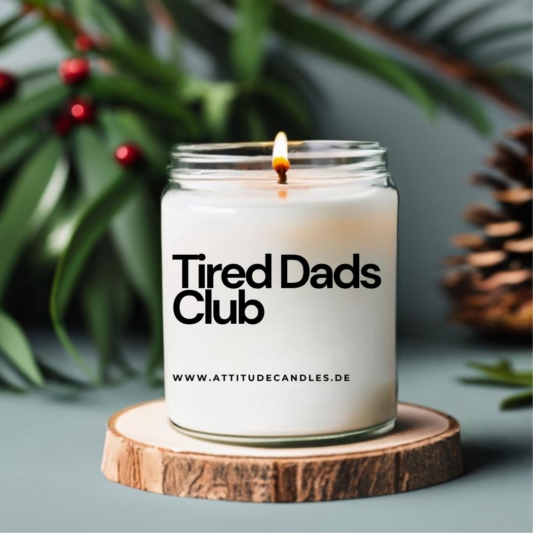 Tired Dads Club | Attitude Candles | versch. Größen Duftkerze Geschenk Geburtstag Hochzeit Weihnachten Einweihung